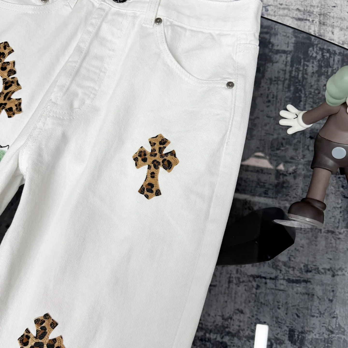 P250 Chrome Hearts & Chrome Hearts high street jeans with leopard pattern and vintage graffiti painting on white background. Chrome Hearts are the most popular pants in color. Made of beaded canvas fabric, heavy washing makes the upper body of the fabric more textured and the pants are tall and straight! The three-dimensional cutting of the whole trousers is a masterpiece! The hardware is customized by zp. The beaded canvas fabric is thick and soft after being washed. It has good breathability. Customized small leather label. Unique design. The details are simple and elegant, and the workmanship is exquisite. The whole trousers are neatly routed and the details are in place! Trendy people have been disappointed. From the quality selection of fabrics, the tailoring of details, and the matching of patterns, everything is impeccable! The upper body is so handsome when worn...it can be easily worn by men, women and children! The craftsmanship is made of heavy-duty washed pure cotton denim fabric. After washing, it is soft and thick and looks very stylish when worn. Color: White Size: 28 30 32 34 (S-XL)